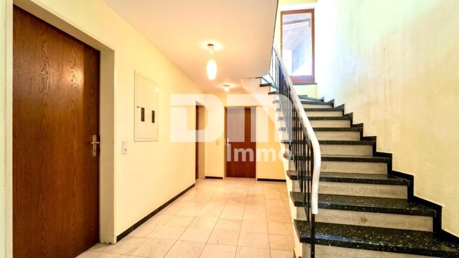 Solides Einfamilienhaus mit großzügigem Flächenangebot auf weitläufigem Traumgrundstück - Souterrain Treppenaufgang / Diele